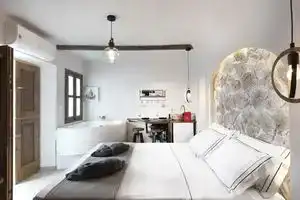 Secret Gem Suites, Ия