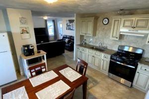 Open concept, 2-level apartment with scenic view, Глочестер