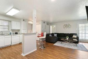 Stylish 1-Bedroom Apartment in the Heart of Plano, Плано