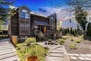 Bright Ptown 2BR Retreat - Spacious Patio + BBQ + Parking - Central Location, Провинстаун