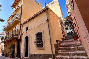 La tua casa nel cuore di Taormina., Таормина