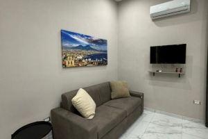 Charming 2-bedroom apartment with AC, WiFi in delightful Napoli, Неаполь