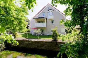 Bright, quiet and modern apartments with a large garden right in the center, Бад-Вёрисхофен