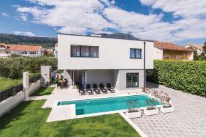 Beautiful Home in Kastel Kambelovac with 5 Bedrooms, Wifi and Outdoor Swimming Pool, Kaštel Kambelovac