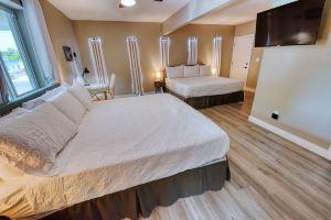 Spacious Modern Oasis 5 Mins to Strip w/Pool/2 Mstr/Chef’s Kitchen, Лас-Вегас