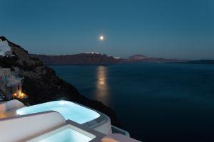 Armenaki - Adults Only, Ия