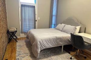 Charming 2 BR apartment near Lincoln Park zoo in historic building, Чикаго