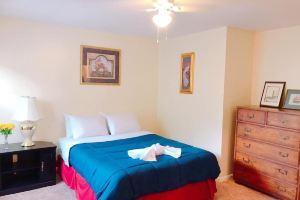 Beautiful Apartment in Historic Downtown Location, Гринсборо
