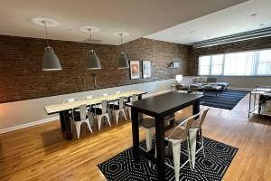 Spacious Loft with Soaring Ceilings and Parking - Trendy Urban Retreat, Чикаго