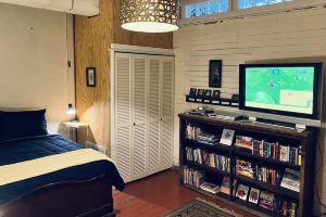 UP ON MAIN - a charming historic apartment in the heart of Eureka Springs, Юрика-Спрингс