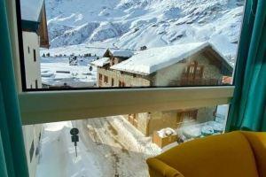 Cosy mountain apartment steps from the ski slopes – sleeps 4, Брёй-Червиния