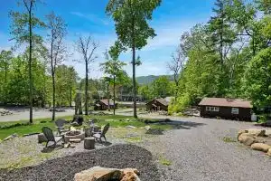 Pet Friendly - Close to Town - w/ Deck & Fire Pit, Лейк-Джордж