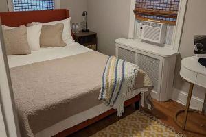Bay block mid-century modern home with Speakeasy, 2 blocks from Tropicana, Атлантик-Сити