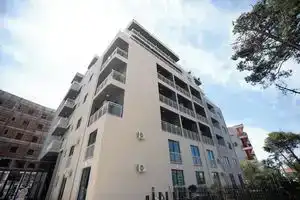 Apart Hotel Resilient, Голем