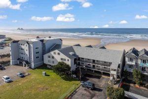 Modern Comfort and Direct Beach Access - Enchanting Oceanfront Haven, Рокуэй-Бич