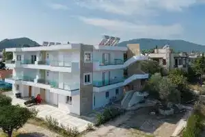Sweet Home Apartments, Лалисос