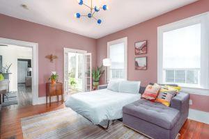 Charming Retreat with Cozy Fireplace and Private Piazza - Delightful Sanctuary, Чарлстон