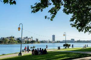 Sunny Stylish, Cozy King Condo near Lake & Downtown, Окленд