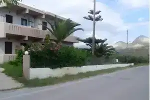 Elena Rooms, Плакиас