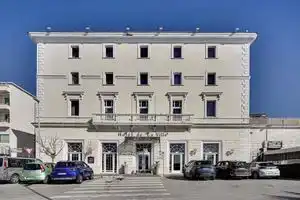 Hotel «De La Ville», Чивитавеккья