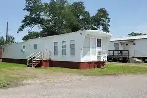 Charming 2-bedroom Mobile Home in Lake Charles with WiFi, Jaccuzy, Washer/Dryer, Лейк-Чарльз