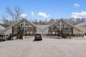 Waterfront Deck and Resort Amenities - Modern Tranquil Retreat, Брэнсон