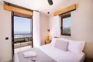 Mirthea Suites, Плакиас