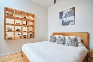 Charming European-style Studio in the Historic Orenge Building, Downtown Durham., Дарем