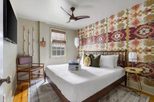 Charming Historic Home with Convenient Parking - Inviting Retreat, Чарлстон