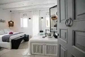 Euphoria Downtown, Наксос