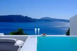 Lathouri Cave Villa, Ия