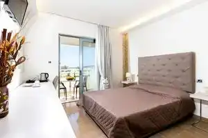 Casa Blue Sarantis, Фалираки