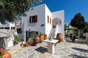 Margarita Studios, Парикия