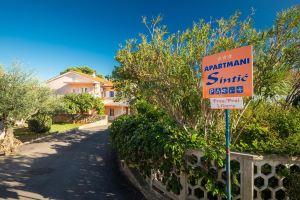 2-Bedroom Krk Apartment - Near Krk Beaches & Town!, Крк