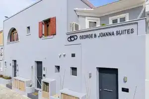 George & Joanna Suites Santorini, Фира