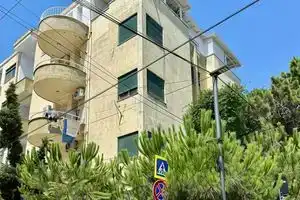 E Apartment, Голем