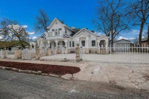 Giant 6BR Downtown w BBQ, Arcade, Air Hockey, Pool Table, Games, Sleeps 25, Сан-Антонио