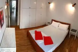 100m from the Beach Cosy Apartment, Лутраки