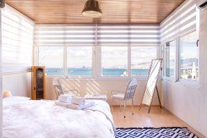 Lovely House with Sea View and Backyard, Измир