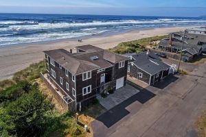 Amazing Oceanfront Home -Two Master Suites!, Рокуэй-Бич