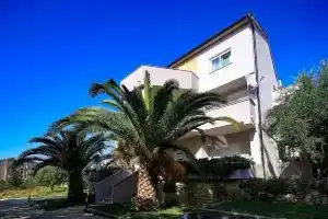 Apartments Lola, Новаля