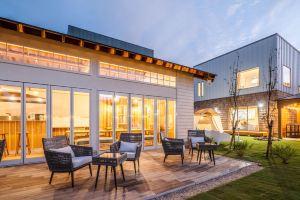 Nagahama Lifestyle Glamping Hotel, Нагахама