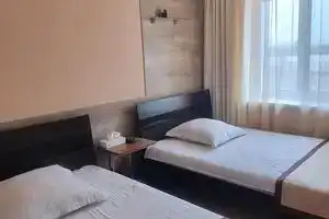 XO Hotel, Артём