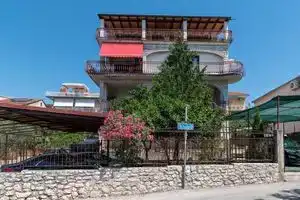 Apartments Villa Mirella 20 m from the Sea - Free Parking, Трогир