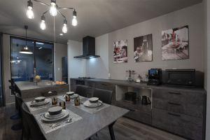 Villa deLuxe @Nishikujo - 5 minutes by USJ train, 3 minutes walk from Nishi-Kujo Station, max 6ppl(【Villa deLuxe@西九条】新築,USJ電車で5分,西九条駅徒歩3分,2室,最大6人), Осака