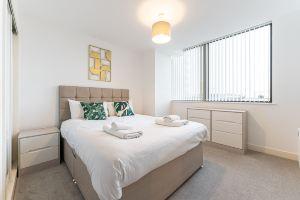 Pet-friendly 1BR Apt sleeps 4 in BMH Centre with Parking, Бирмингем