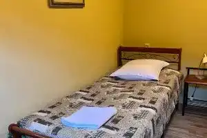 Red door-Room with private bathroom, Тбилиси