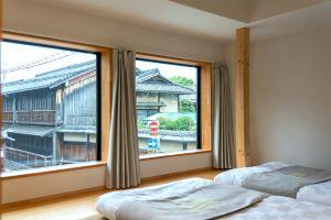 NEW! 5 minutes from JR Tambaguchi Station, Modern Japanese Style, Beautiful 2 Floor Townhouse, Киото