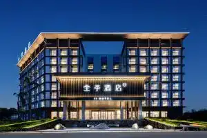 J Hotel ( Natural Hot Spring), Санья