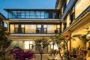 Wandering Clouds Hotel(云游四海酒店（丽江三义国际机场店)), Лицзян